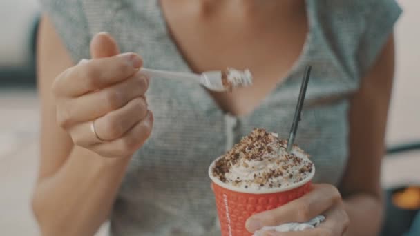 Femme buvant un mochaccino avec de la crème fouettée — Video