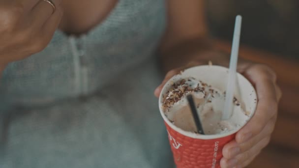 Mulher bebendo um mochaccino com chantilly — Vídeo de Stock