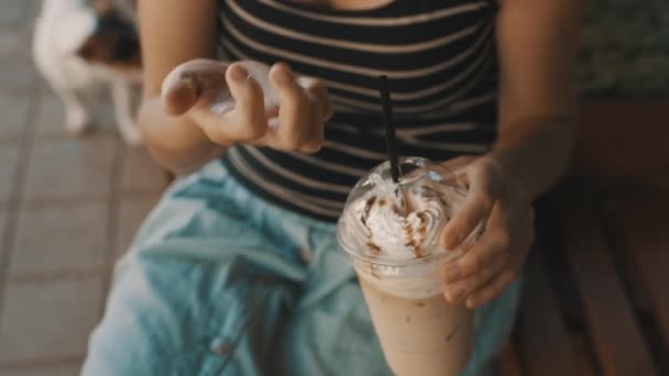 Mulher bebendo café frio com chantilly — Vídeo de Stock