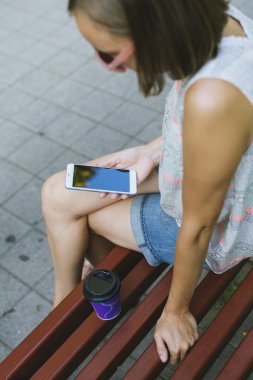 kahve içme ve seyir telefon kadın