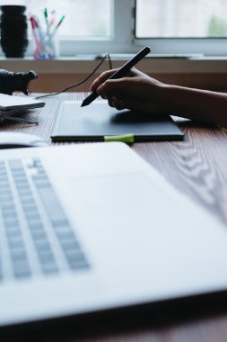 Kız tasarımcı grafik tablet üzerinde çizer