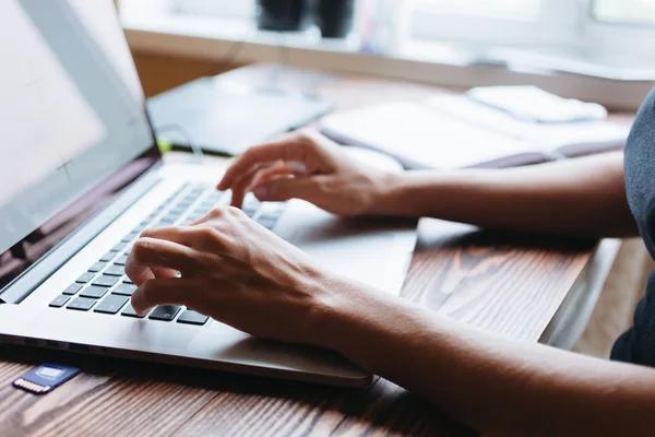 Girl working on computer — Stock Photo, Image