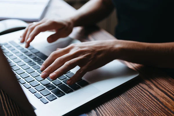 Mädchen arbeitet am Computer — Stockfoto