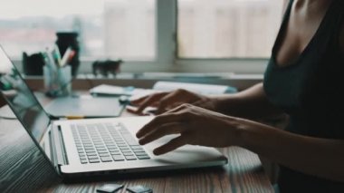 Bilgisayarda çalışan kız