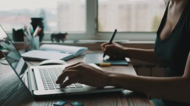 Kız tasarımcı inşaat üstünde bilgisayar ve bir grafik tablet üzerinde çizer