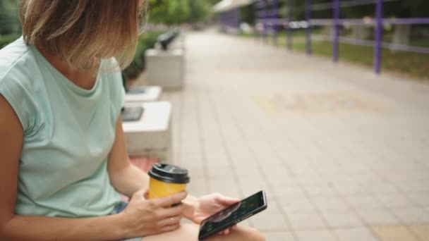 Mujer bebiendo café y mirando el teléfono — Vídeos de Stock