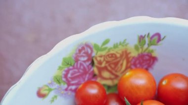 Tabakta domates vardır