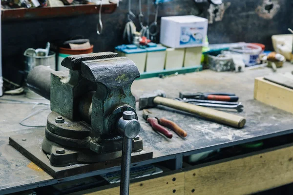 Herramienta de medición con barras de metal en la mesa — Foto de Stock