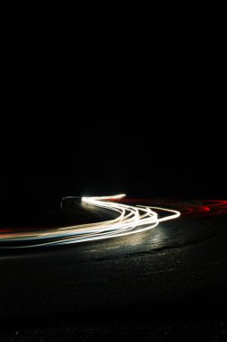 Gece yol satırlarında parlak araba