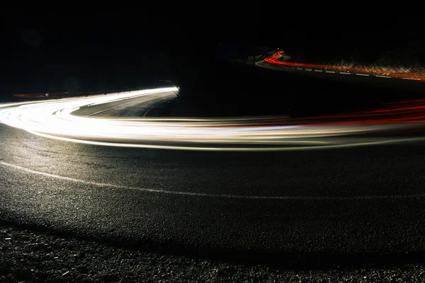 Яскраві автомобільні лінії на нічній дорозі — стокове фото