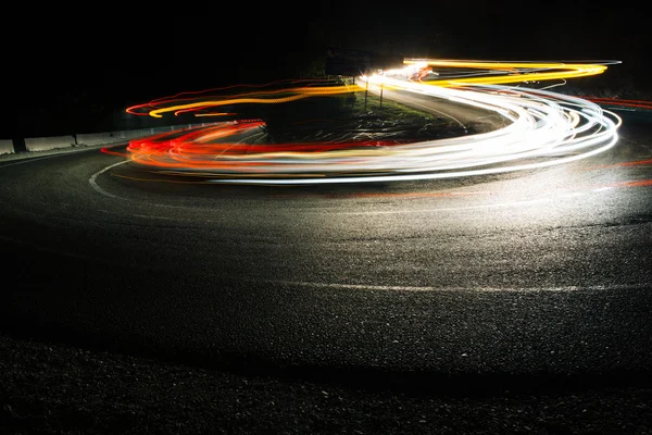 Gece yol satırlarında parlak araba — Stok fotoğraf