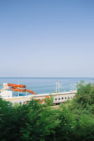 海に対する水生スライドと海岸線に沿って鉄道柵 — ストック写真
