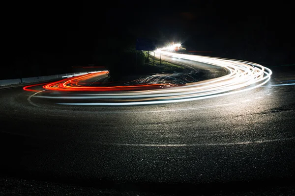 Gece yol satırlarında parlak araba — Stok fotoğraf