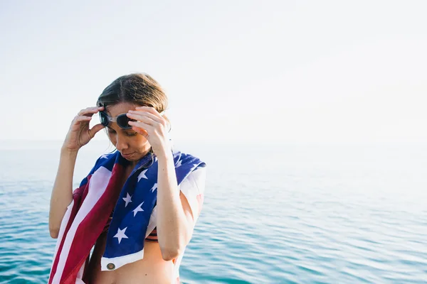 Nasshaarige Frau setzt Schwimmbrille auf — Stockfoto