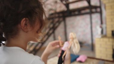 Kız bebeği ile oynuyor