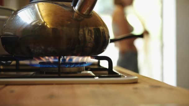 Bouilloire chauffée sur le poêle — Video