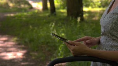 Tablet closeup kadınlarla