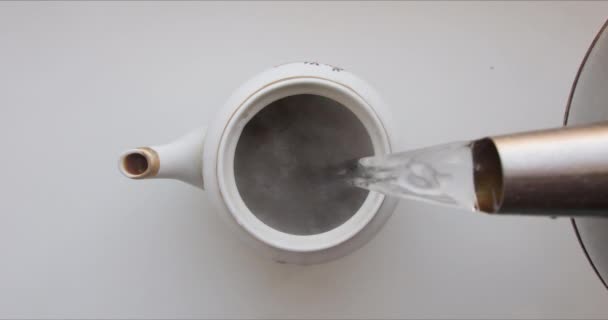 Se toarnă apă caldă în ceainic cu ceai negru — Videoclip de stoc