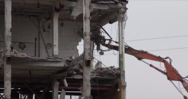 İleride kalkınma için eski binayı yıkın.