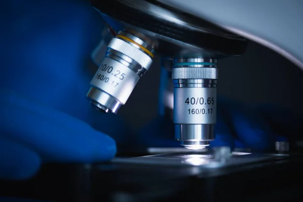 Amostra de slides e microscópio com lente de metal em laboratório. — Fotografia de Stock