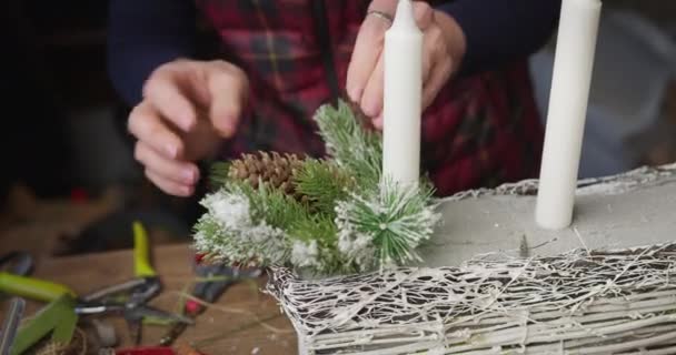 Kobieta kwiaciarnia przygotowuje piękny kosz świąteczny — Wideo stockowe