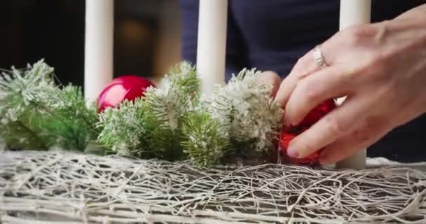 Γυναίκα ανθοπώλης ετοιμάζει ένα όμορφο καλάθι Χριστουγέννων — Αρχείο Βίντεο