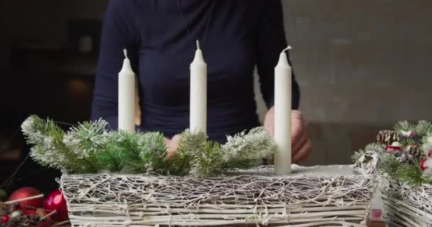 Női virágárus készít egy gyönyörű karácsonyi kosár — Stock videók