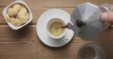 Kahve bardağına gayzer kahve makinesinden dökülüyor.