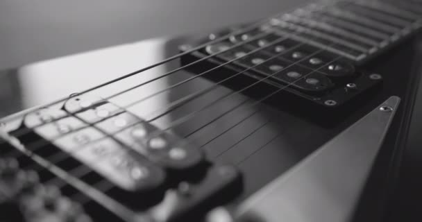 エレキギターの黒と白のドリーショット — ストック動画
