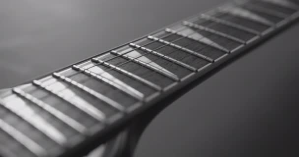 Zwart-wit dolly shot van elektrische gitaar — Stockvideo