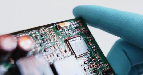 Técnico examina os chips de dispositivo eletrônico — Vídeo de Stock