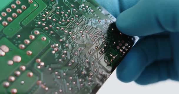 Technician examines the chips of electronic device — Stock Video