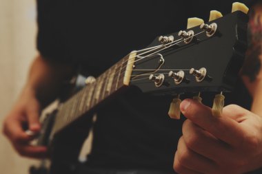 Gitarda çalan adam