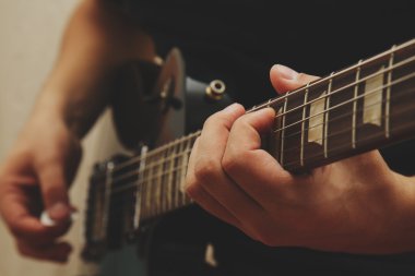 Gitarda çalan adam