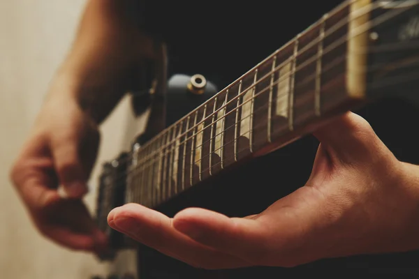 Homem tocando guitarra — Fotografia de Stock