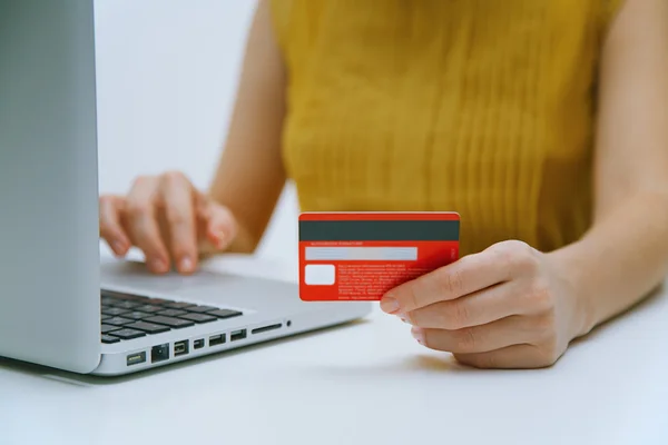 Pagar con tarjeta de crédito en línea —  Fotos de Stock