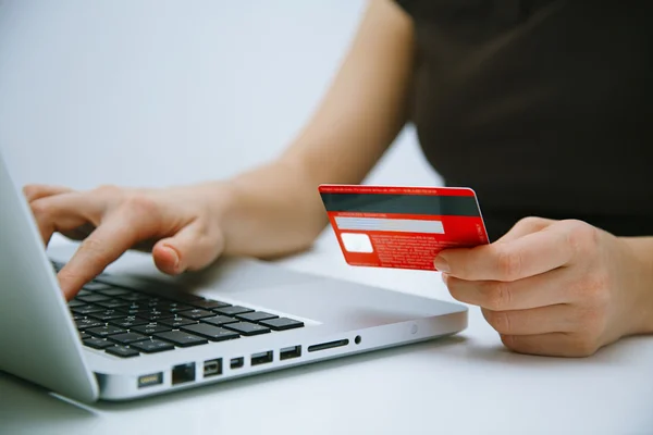Online mit Kreditkarte bezahlen — Stockfoto