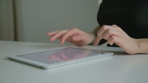 Жінка працює на планшетному комп'ютері — стокове відео