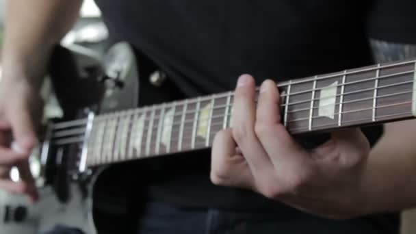 Gitarrist spielt auf der E-Gitarre — Stockvideo