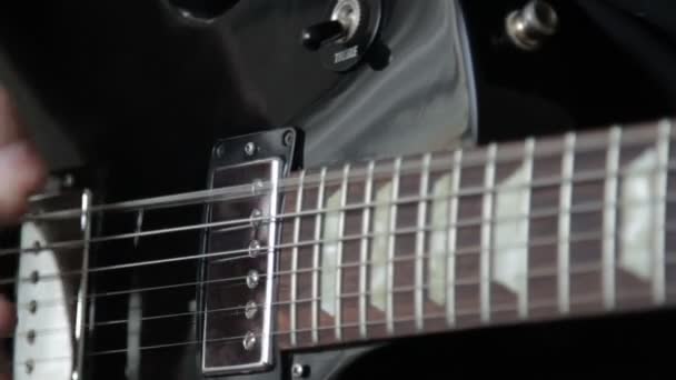 Gitarist spelen op elektrische gitaar — Stockvideo