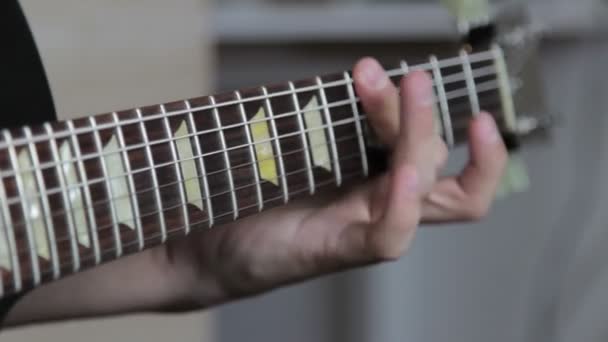 Gitarrist spielt auf der E-Gitarre — Stockvideo