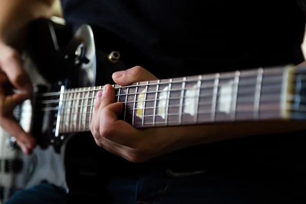 Guitarrista jogar na guitarra elétrica preta — Fotografia de Stock