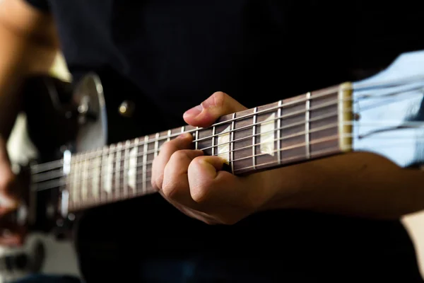 黒のエレク トリック ギターのギタリストのプレイ — ストック写真