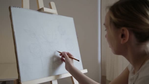 Artist Makes a Sketch — Stock Video