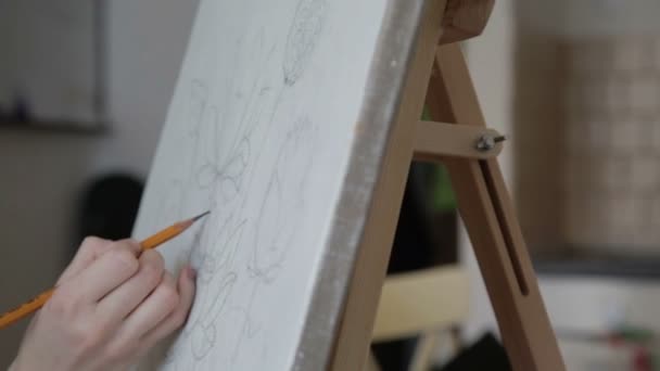 Artista hace un boceto — Vídeos de Stock