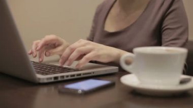 Akıllı telefon kullanan kadın