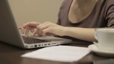 Bilgisayarda iş kadın