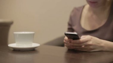 Akıllı telefon kullanan kadın