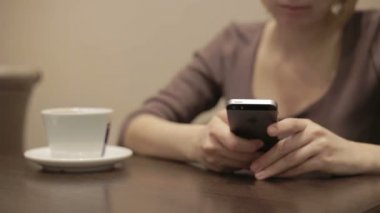 Akıllı telefon kullanan kadın