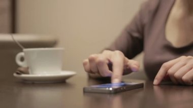 Akıllı telefon kullanan kadın